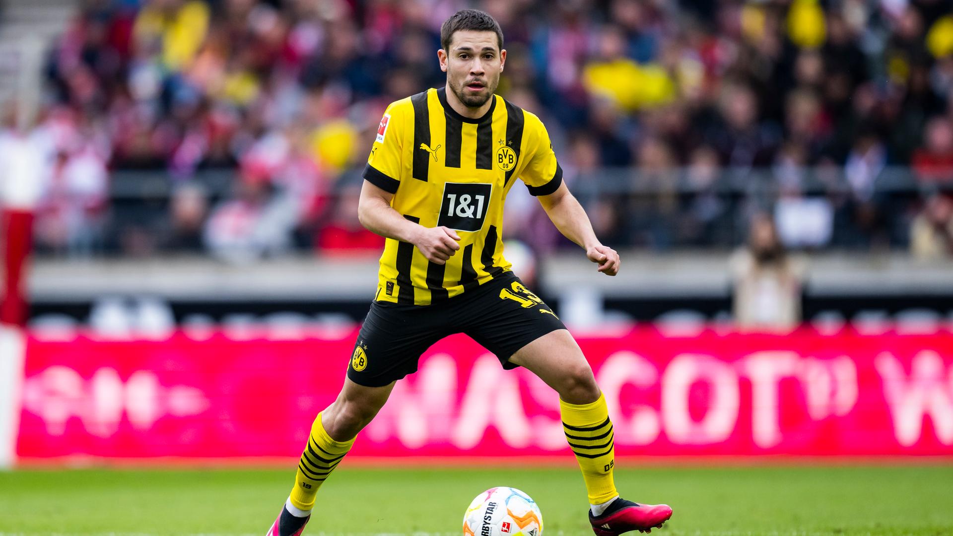 Das Bild zeigt den portugiesischen Fußballer Raphael Guerreiro. Hier spielt er noch im Trikot von Borussia Dortmund. Das Bild zeigt den portugiesischen Fußballer Raphael Guerreiro. Hier spielt er noch im Trikot von Borussia Dortmund.
