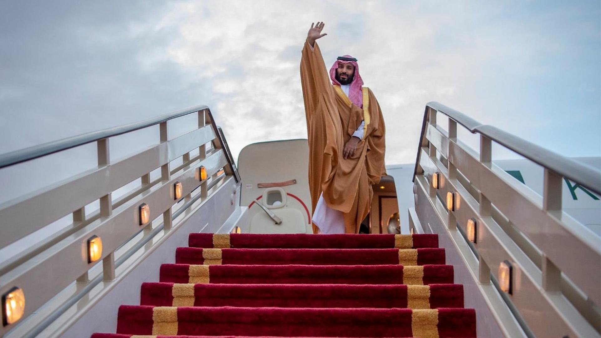 Der saudische Kronprinz Mohammed bin Salman steht ganz oben auf einer Flugzeugtreppe 