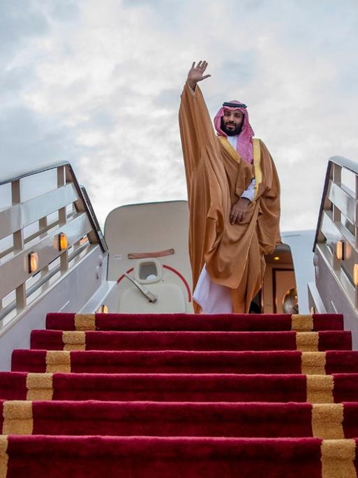 Der saudische Kronprinz Mohammed bin Salman steht ganz oben auf einer Flugzeugtreppe 
