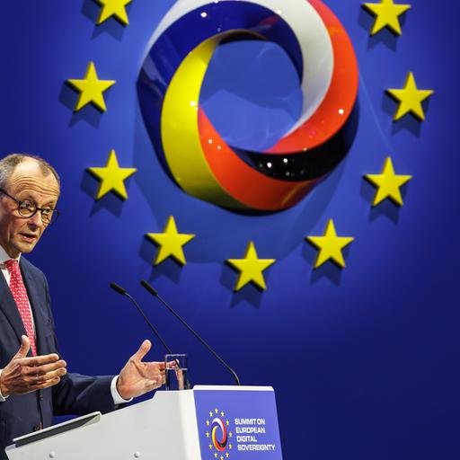 Bundeskanzler Merz steht beim Gipfel zur Europäischen Digitalen Souveränität hinter einem Rednerpult.