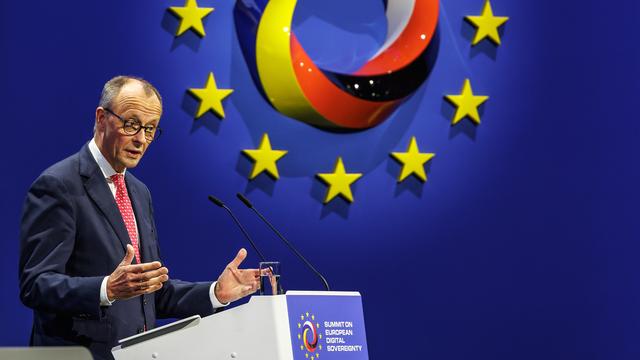 Bundeskanzler Merz steht beim Gipfel zur Europäischen Digitalen Souveränität hinter einem Rednerpult.
