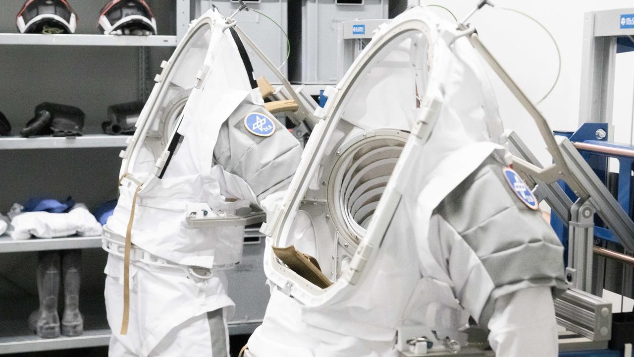 Köln: Zwei Übungsraumanzüge für den Einsatz auf der neuen Mond-Trainingsanlage im Europäischen Astronautenzentrum (EAC) der ESA.