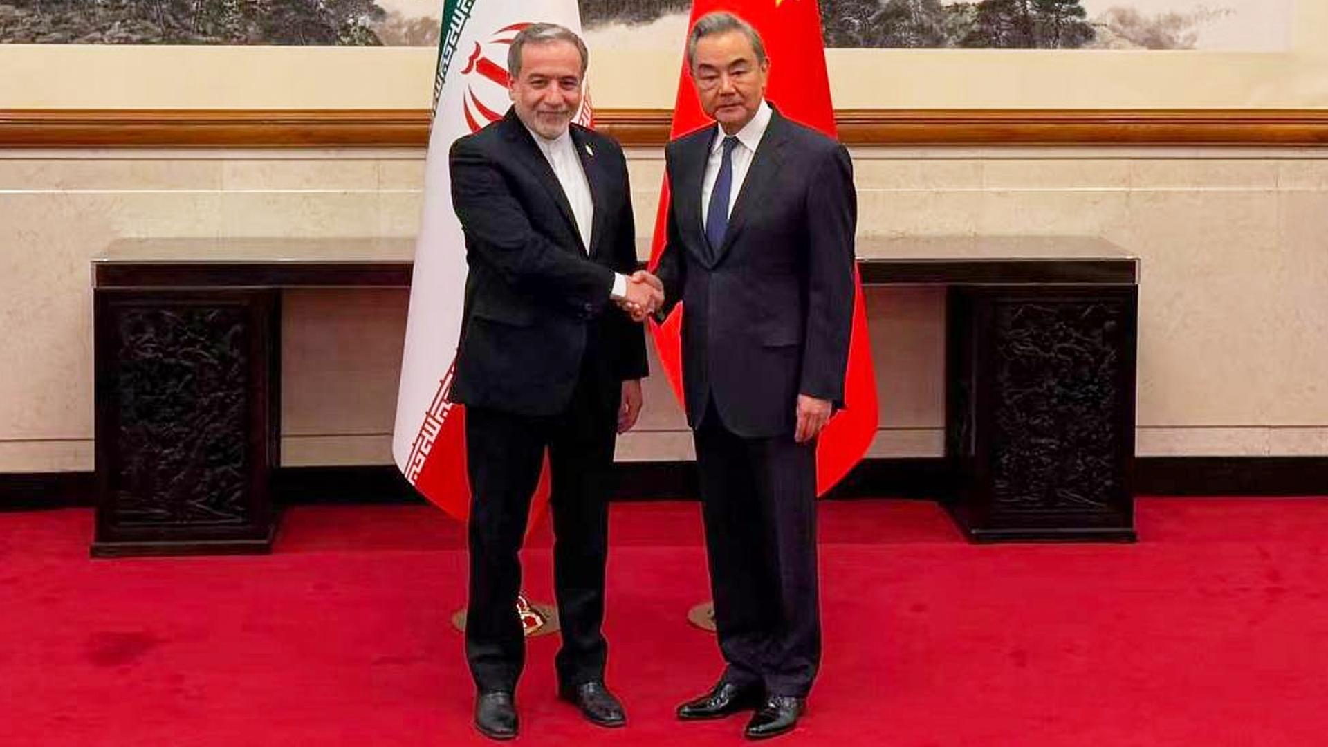 Der chinesische Außenminister Wang Yi (re.) hat in Peking seinen iranischen Amtskollegen Abbas Araghtschi (li.) empfangen.