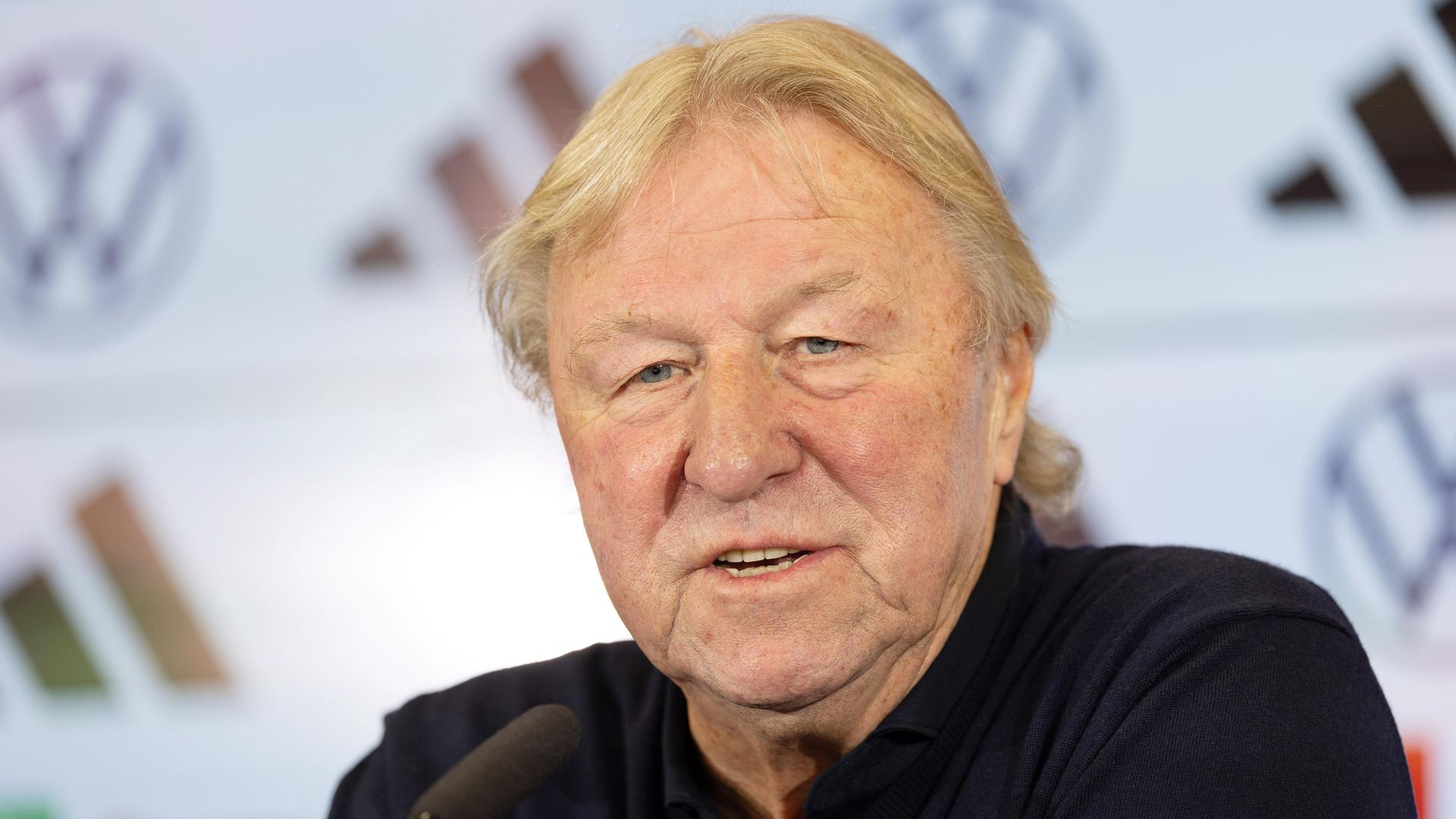 Horst Hrubesch, Bundestrainer der Frauen-Nationalmannschaft, spricht während einer Pressekonferenz. Horst Hrubesch, Bundestrainer der Frauen-Nationalmannschaft, spricht während einer Pressekonferenz.