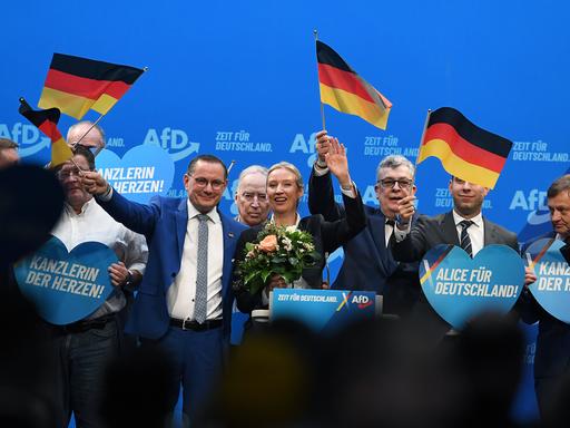 Mitglieder des AfD-Bundesvorstands stehen zum Abschluss des Bundesparteitags ihrer Partei auf der Bühne. In der Mitte Alice Weidel. 