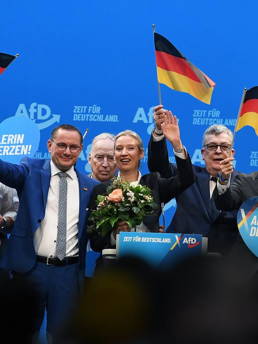 Mitglieder des AfD-Bundesvorstands stehen zum Abschluss des Bundesparteitags ihrer Partei auf der Bühne. In der Mitte Alice Weidel. 