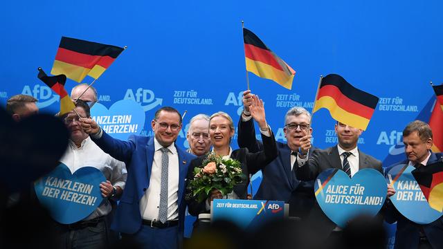 Mitglieder des AfD-Bundesvorstands stehen zum Abschluss des Bundesparteitags ihrer Partei auf der Bühne. In der Mitte Alice Weidel. 