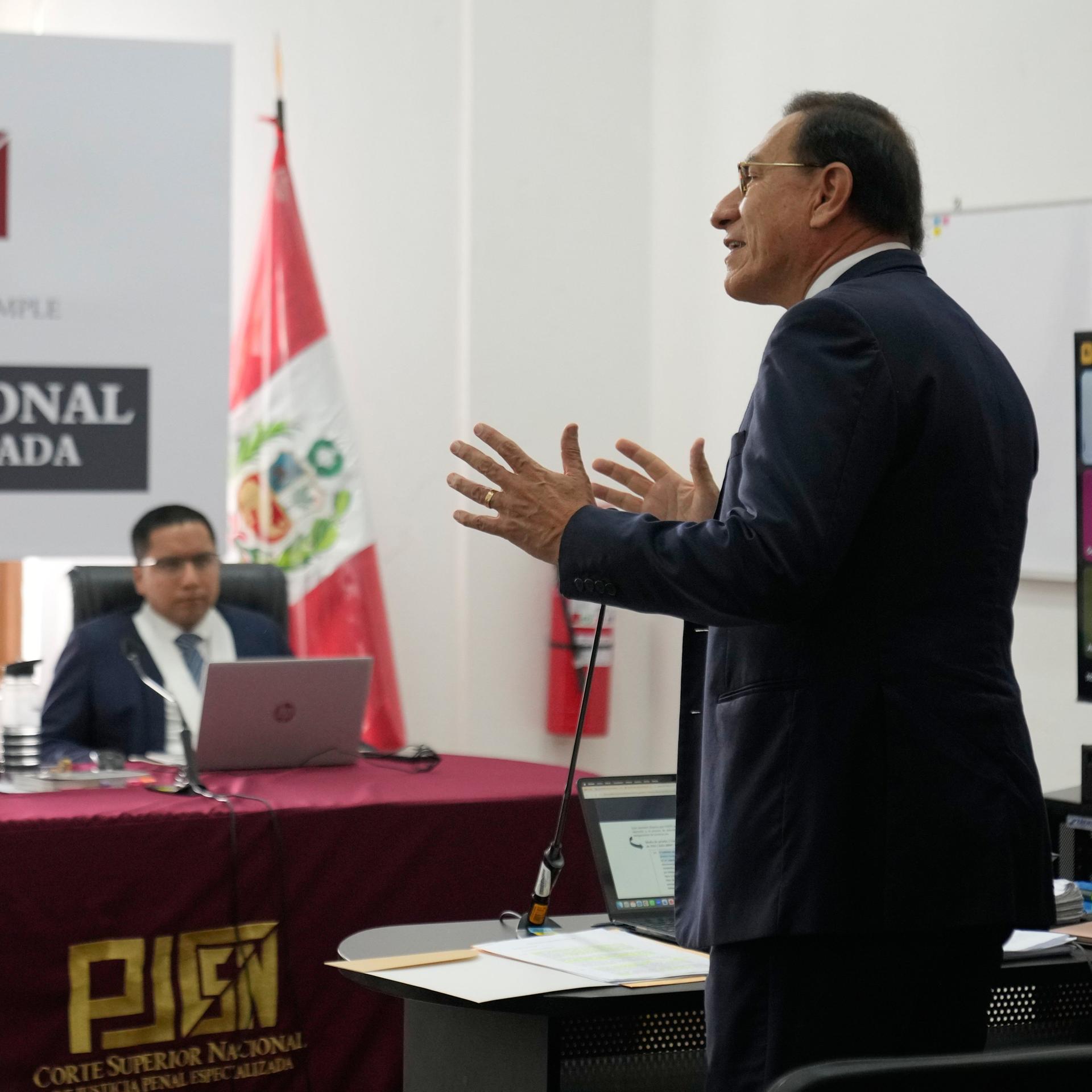 Der ehemalige Präsident Martín Vizcarra, der wegen Korruption angeklagt ist, spricht vor Mitgliedern des Obersten Gerichtshofs während seines Prozesses. 