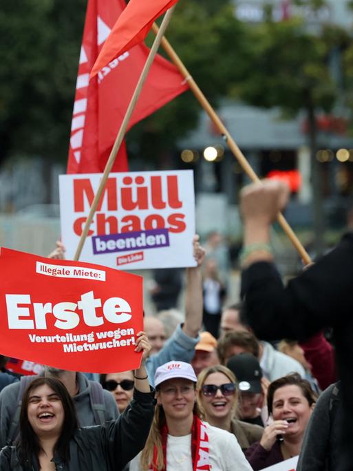 Elif Eralp steht während einer Wahlkampfveranstaltung mit erhobener Faust auf der Bühne. Vor ihr steht Publikum mit Bannern und Flaggen. Elif Eralp steht während einer Wahlkampfveranstaltung mit erhobener Faust auf der Bühne. Vor ihr steht Publikum mit Bannern und Flaggen.