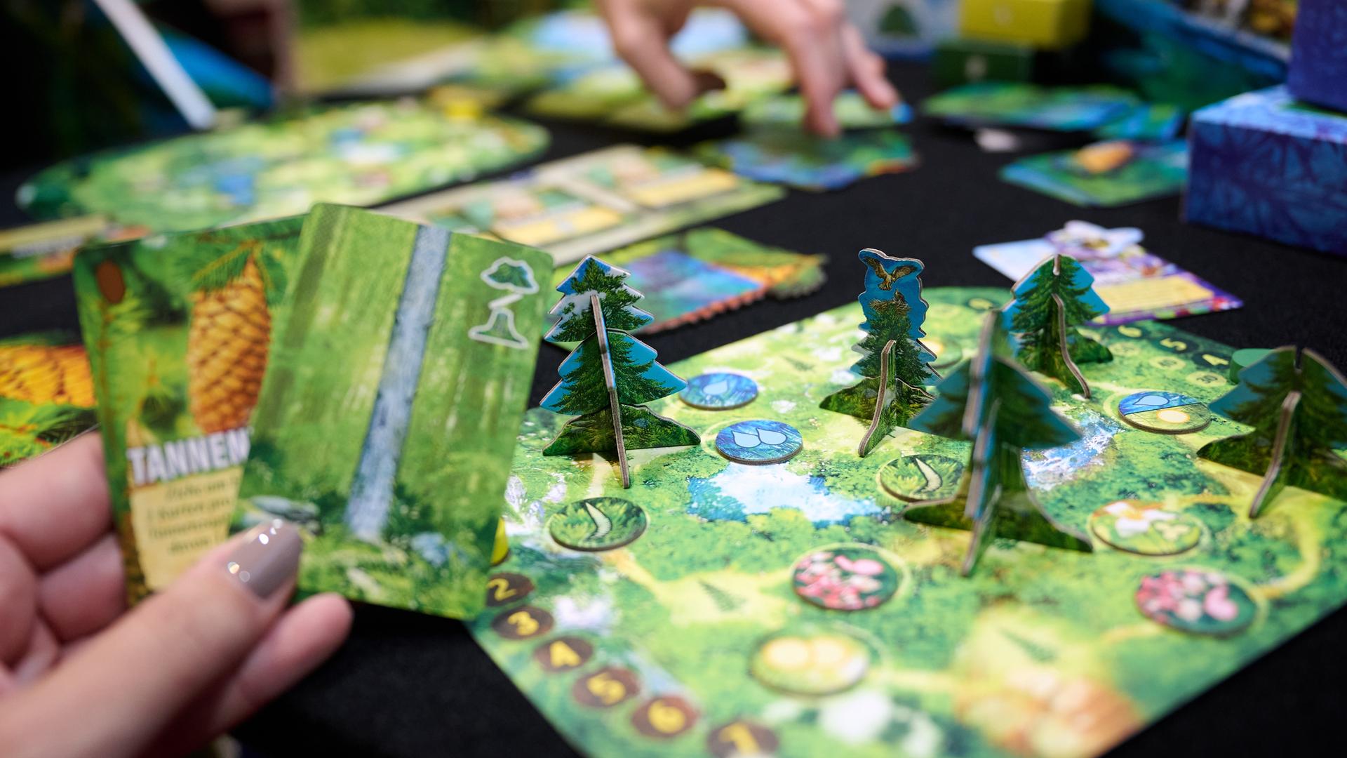 Das Spiel "Waldland" wird beim Medien-Rundgang der internationalen Publikumsmesse "Spiel Essen 2025" in der Messe Essen demonstriert. Das Spiel "Waldland" wird beim Medien-Rundgang der internationalen Publikumsmesse "Spiel Essen 2025" in der Messe Essen demonstriert.