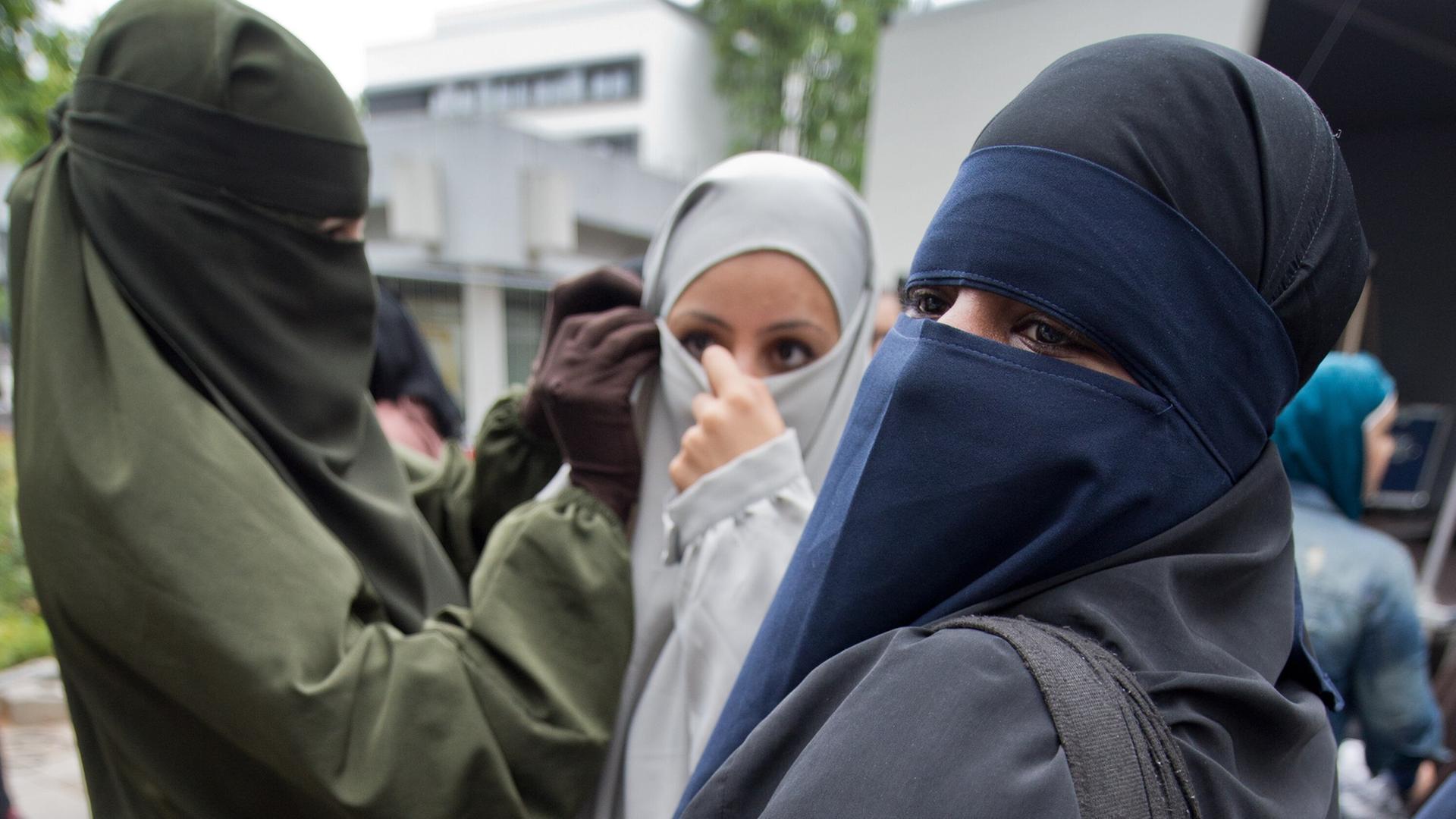 Drei verschleierte Frauen (Symbolbild)