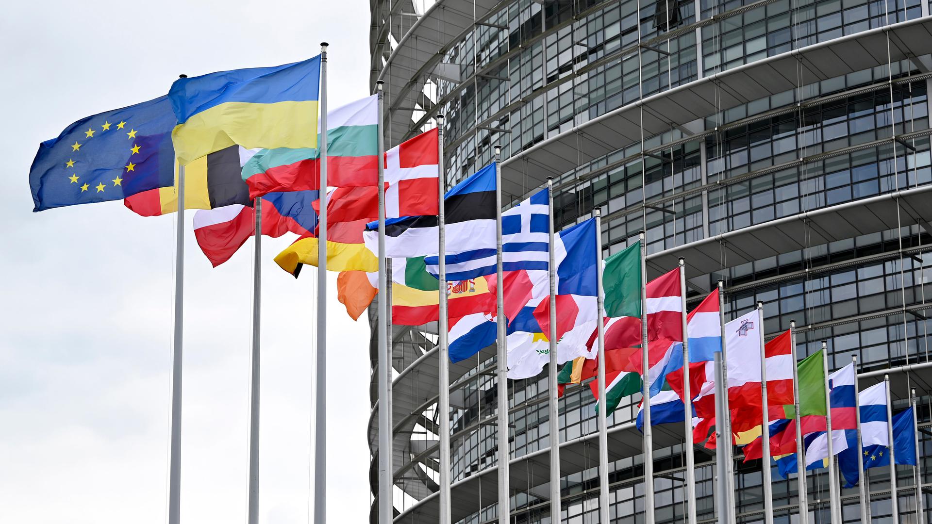 Flaggen der EU-Staaten und der Ukraine sowie die EU-Flagge wehen vor dem EU-Parlament in Straßburg.