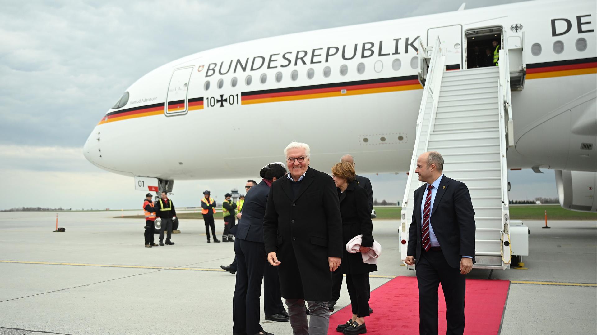 Bundespräsident Frank-Walter Steinmeier steht auf einem roten Teppich vor einem deutschen Regierungsflugzeug auf der Landebahn des Flughafens Ottawa in Kanada. Bundespräsident Frank-Walter Steinmeier steht auf einem roten Teppich vor einem deutschen Regierungsflugzeug auf der Landebahn des Flughafens Ottawa in Kanada.