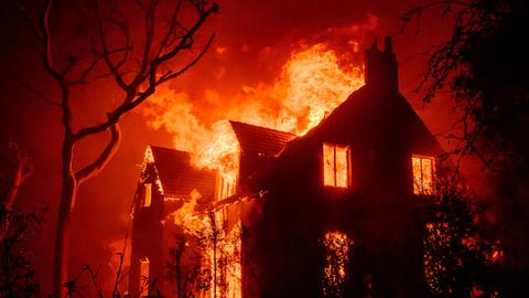 Ein Einfamilienhaus in Altadena brennt während der Feuer in Los Angeles im Januar 2025.