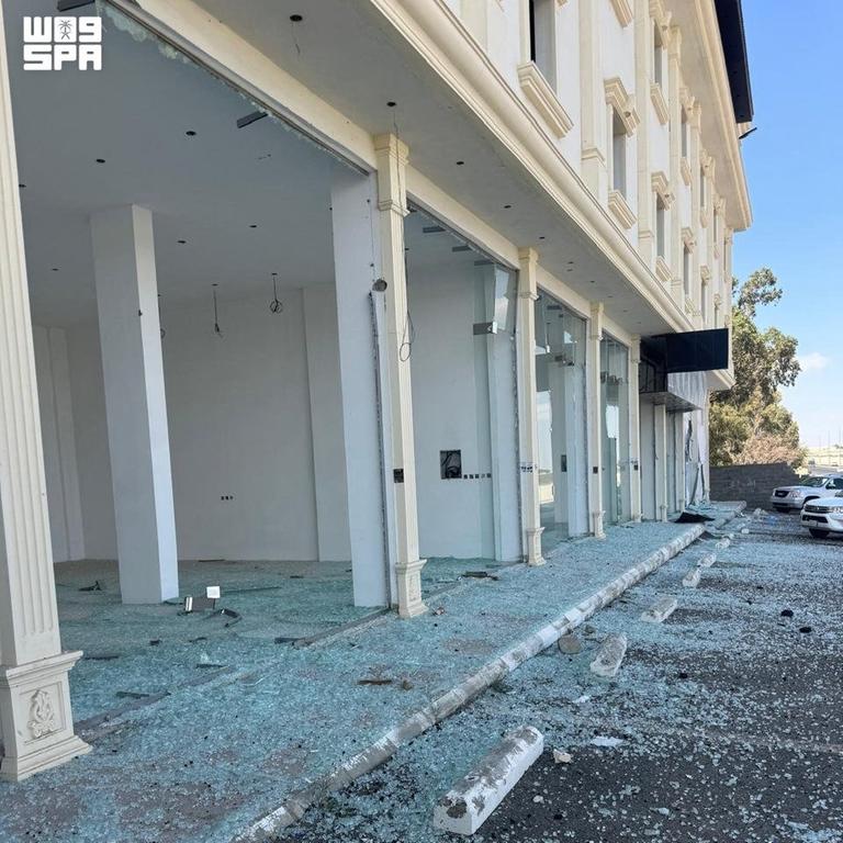 Ein Gebäude, vor dem Glassplitter liegen.