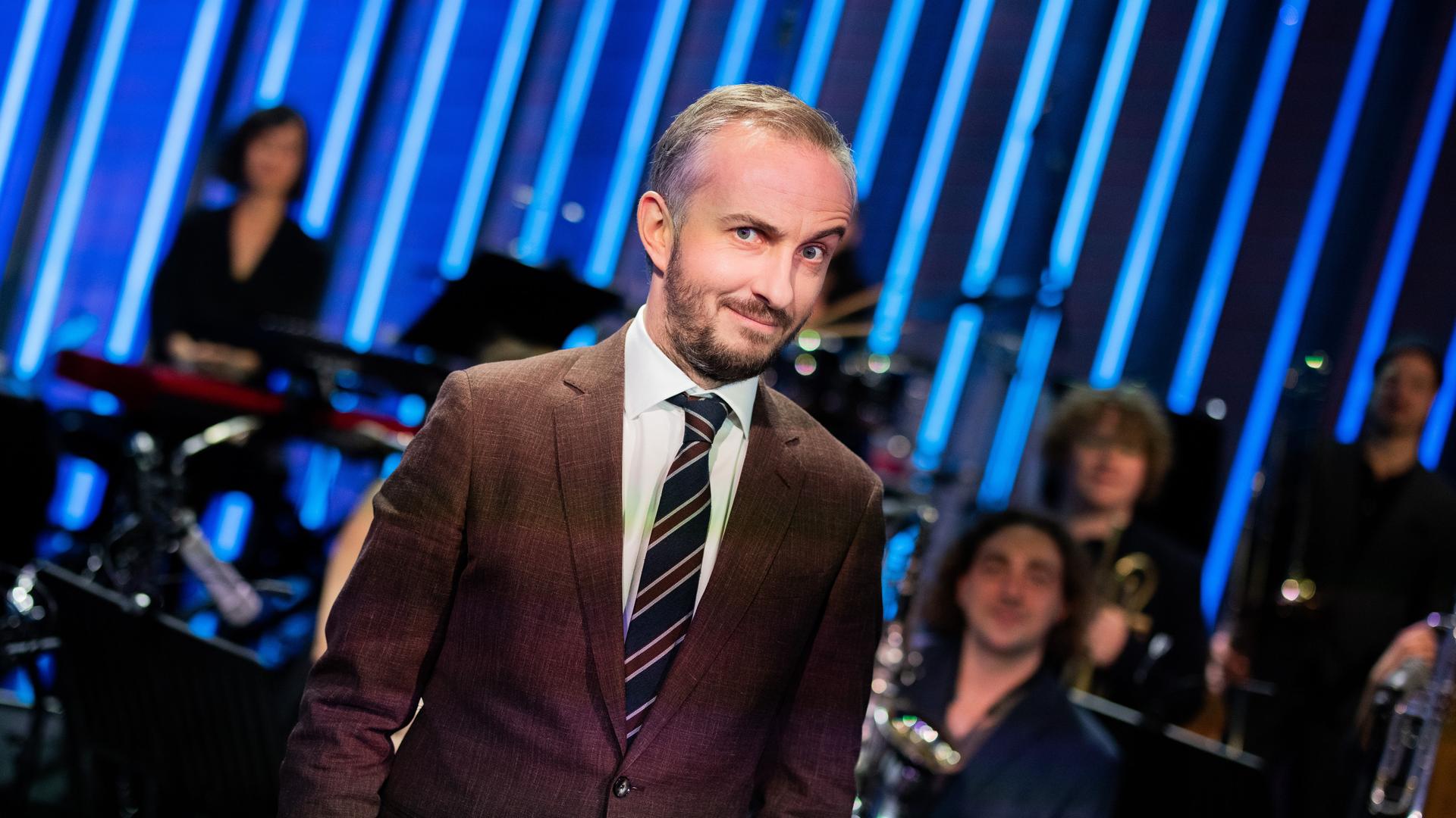 Jan Böhmermann, Moderator, steht im Anschluss an seine Late-Night-Show «ZDF Magazin Royal» vor seinem Orchester, dem Rundfunk Tanzorchester Ehrenfeld.