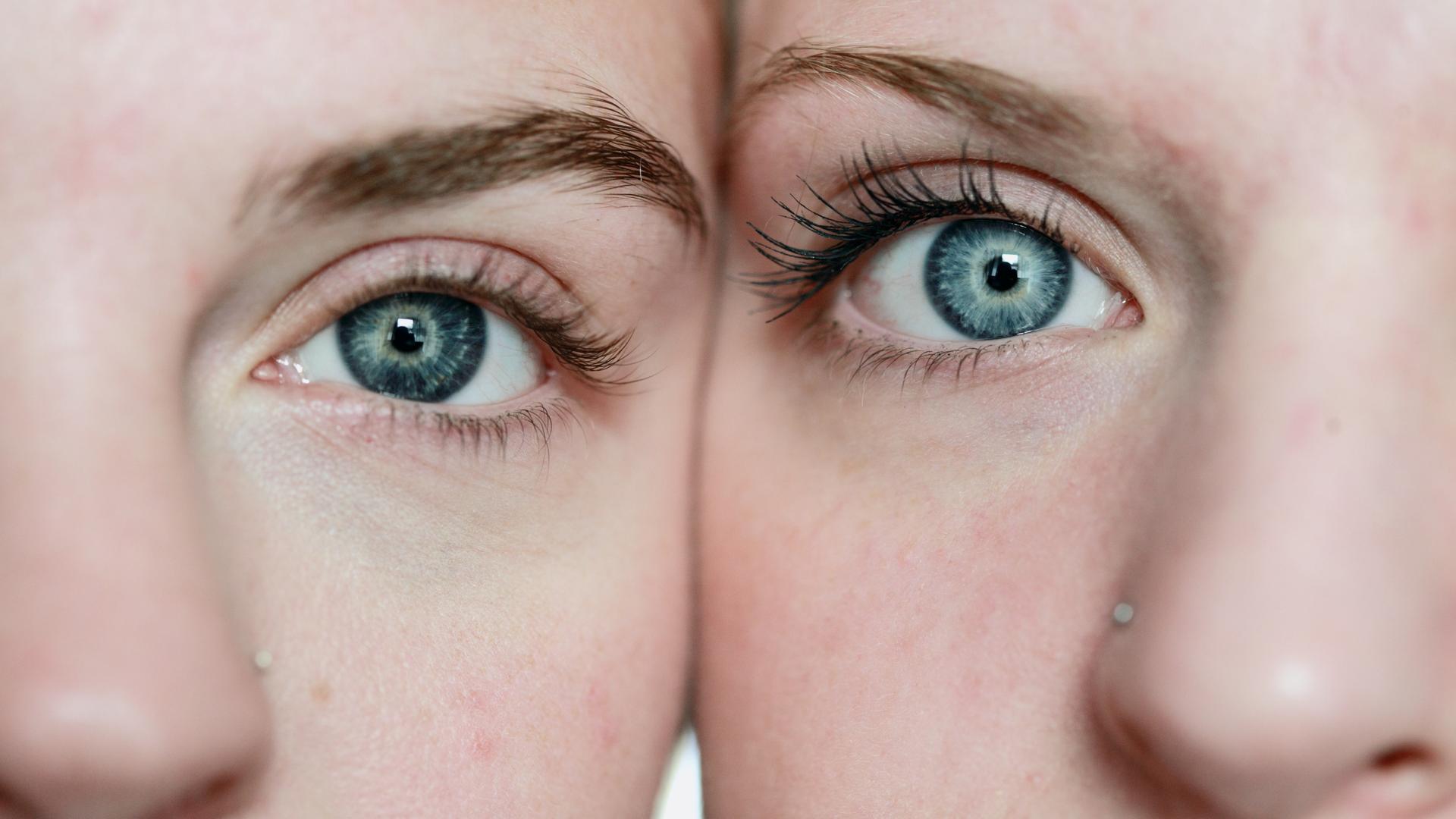 Zwei Frauen stehen nah beieinander, nur die Augen und die Nasen sind zu erkennen.