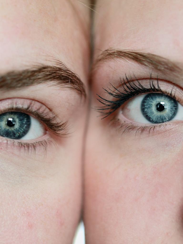 Zwei Frauen stehen nah beieinander, nur die Augen und die Nasen sind zu erkennen.