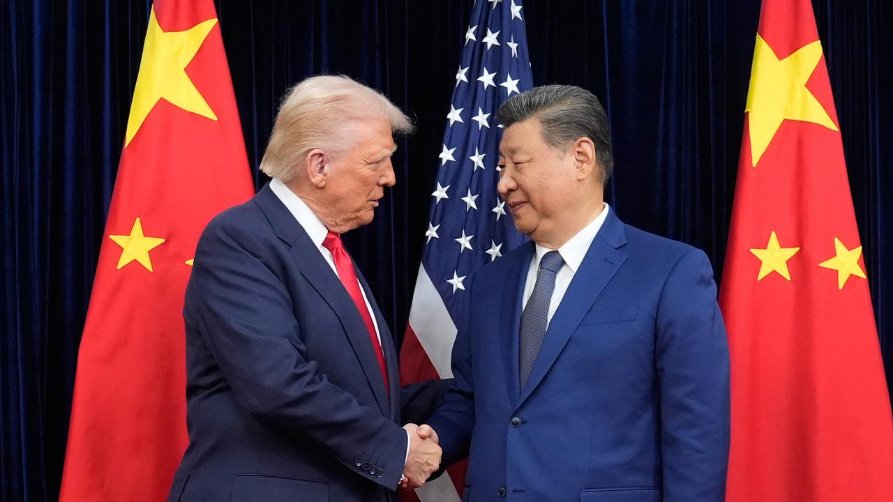 US-Präsident Donald Trump und der chinesische Präsident Xi Jinping geben sich vor ihrem Treffen am 30. Oktober 2025 am Gimhae International Airport in Busan, Südkorea, die Hand.