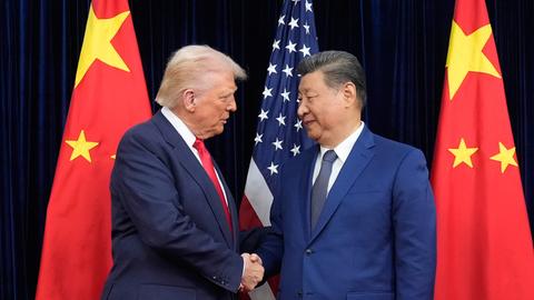 US-Präsident Donald Trump und der chinesische Präsident Xi Jinping geben sich vor ihrem Treffen am 30. Oktober 2025 am Gimhae International Airport in Busan, Südkorea, die Hand.