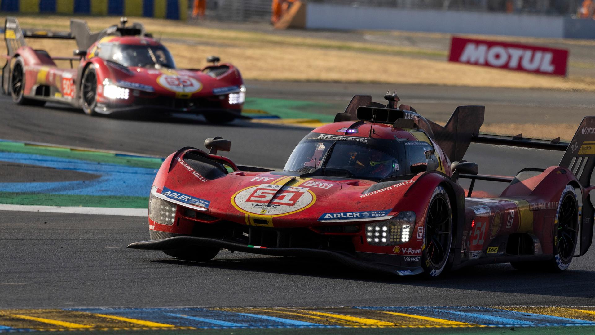 Ein Rennwagen vom Typ Ferrari AF Corse in einer Kurve beim Langstreckenrennen in Le Mans