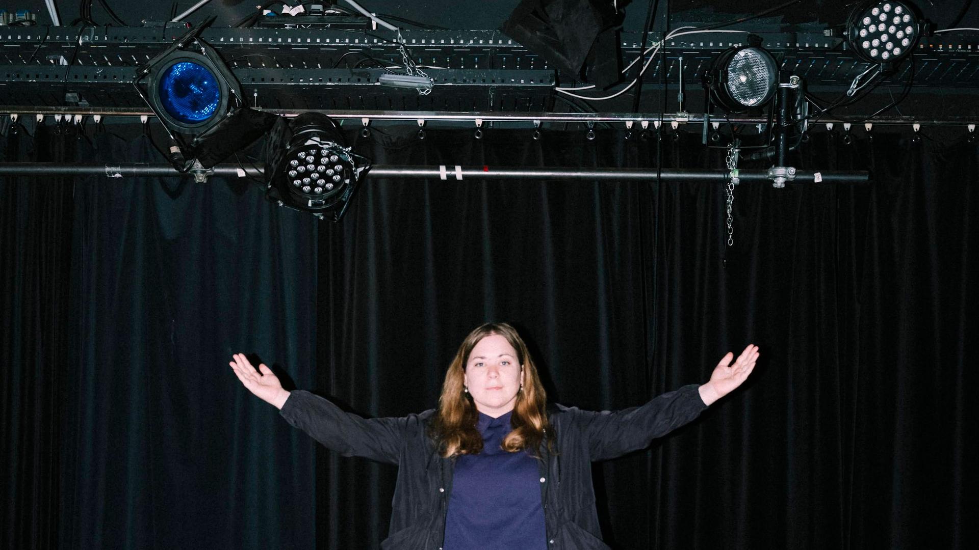 Stefanie Sargnagel auf der Bühne vom Theater Rabenhof.