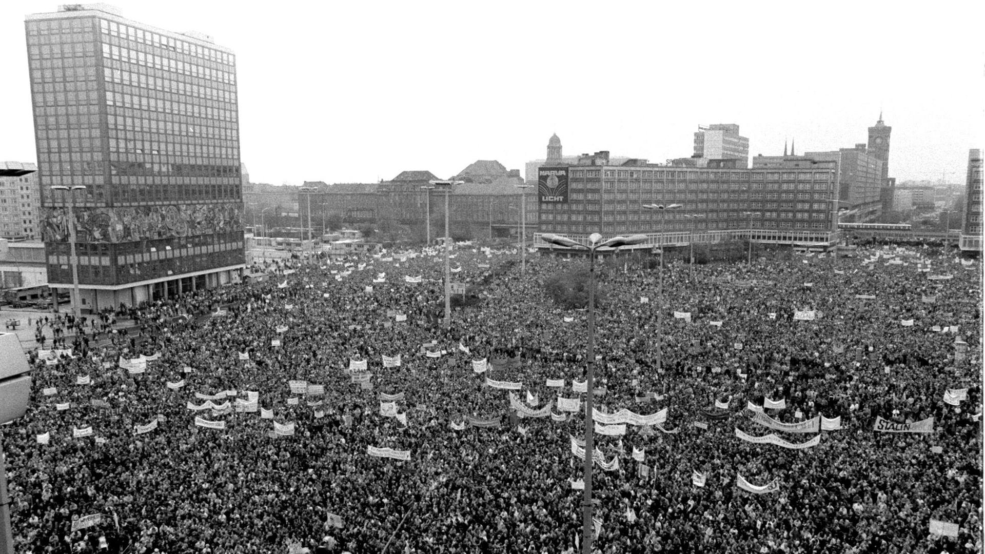 Panorama-Aufnahme in Schwarzweiß vom Berliner Alexanderplatz: Etwa eine Million Menschen füllen den Platz komplett