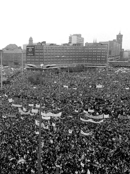 Panorama-Aufnahme in Schwarzweiß vom Berliner Alexanderplatz: Etwa eine Million Menschen füllen den Platz komplett