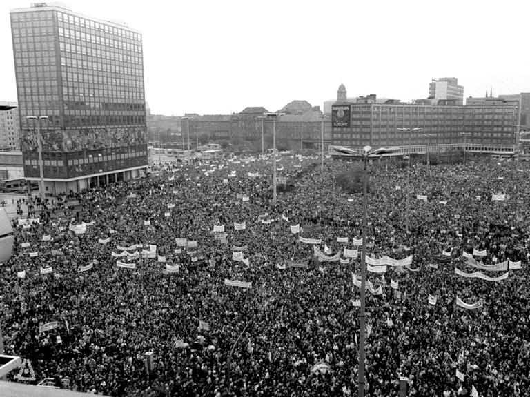 Panorama-Aufnahme in Schwarzweiß vom Berliner Alexanderplatz: Etwa eine Million Menschen füllen den Platz komplett