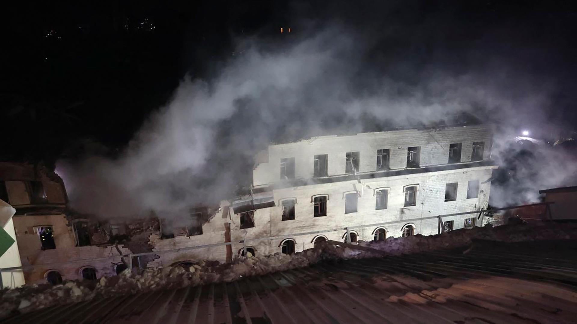 Ein durch einen russischen Angriff zerstörtes Apartment-Haus in Charkiw in der Ukraine.