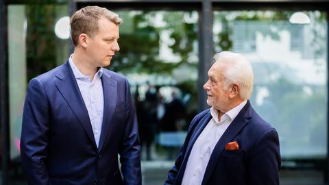 Das Bild zeigt die FDP-Politiker Henning Höne und Wolfgang Kubicki bei ihrer Vorstellung als Kandidaten für den Parteivorsitz.  
