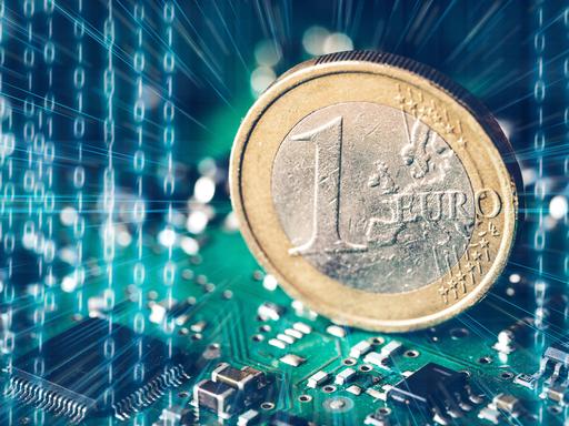 Fotomontage einer Euromünze vor einer Computerplatine, an den Seiten laufen senkrecht Nullen und Einsen durch das Bild.