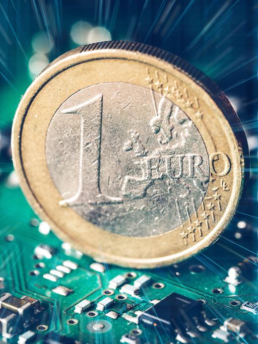 Fotomontage einer Euromünze vor einer Computerplatine, an den Seiten laufen senkrecht Nullen und Einsen durch das Bild.