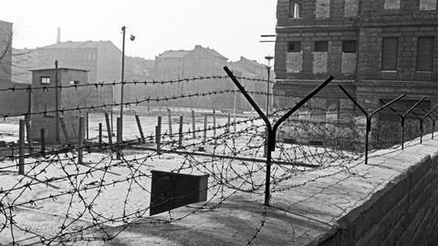 Berlin Mauer und Grenzanlagen in der Nähe der Bernauer Straße in Berlin, Deutschland 1963.