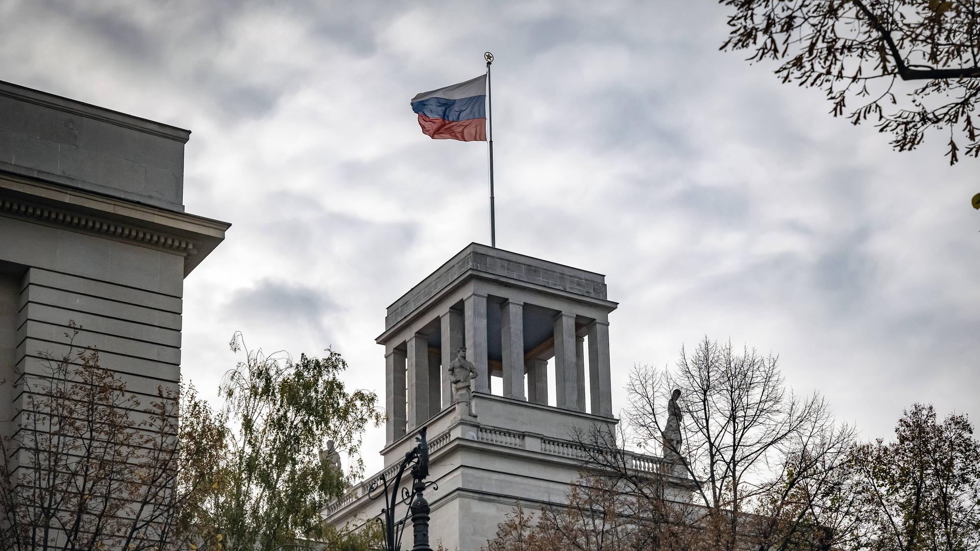 Zu sehen ist ein Turm der Russischen Botschaft in Berlin mit der Fahne Russlands.