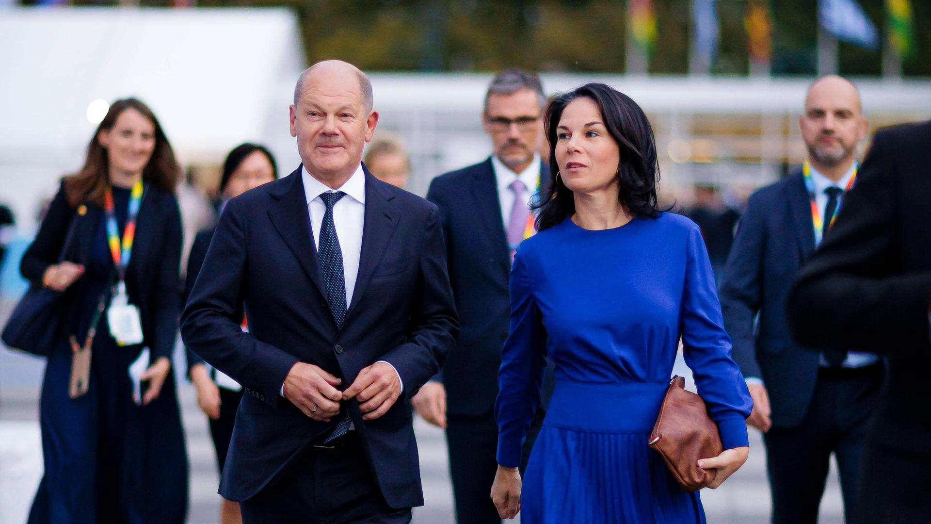 Olaf Scholz SPD, Bundeskanzler, und Annalena Baerbock Bündnis 90/Die Grünen, Bundesaußenministerin, aufgenommen am Rande der 79. UN-Generalversammlung in New York. 