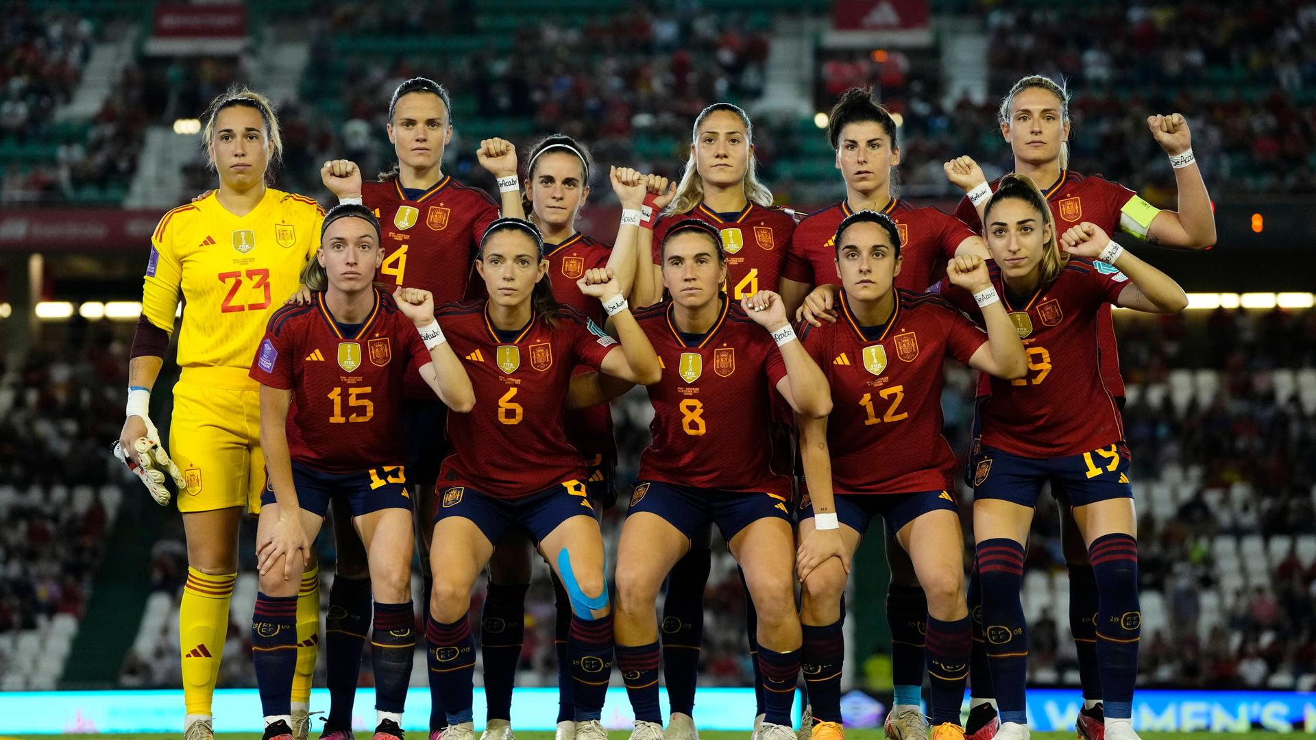 Die spanischen Nationalspielerinnen haben in der Nations League gegen die Schweiz erneut ein Zeichen für ihre Solidarität mit ihrer Mitspielerin Jennifer Hermoso nach dem Kussskandal gesetzt. Die spanischen Spielerinnen trugen die "Se acabo"-Botschaft zudem am Handgelenk.