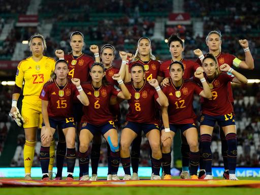 Die spanischen Nationalspielerinnen haben in der Nations League gegen die Schweiz erneut ein Zeichen für ihre Solidarität mit ihrer Mitspielerin Jennifer Hermoso nach dem Kussskandal gesetzt. Die spanischen Spielerinnen trugen die "Se acabo"-Botschaft zudem am Handgelenk.