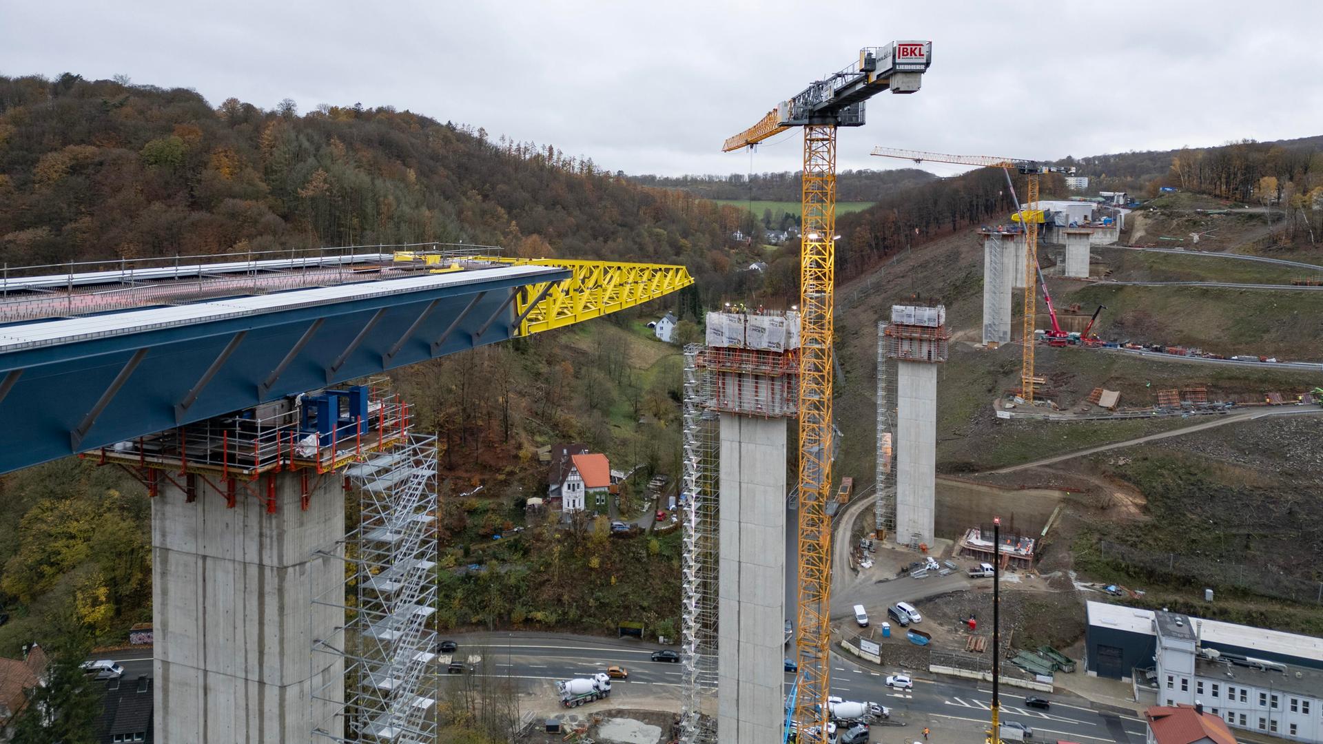 Luftaufnahme der Bauarbeiten an der Autobahnbrücke Rahmede in NRW im November 2024 in Lüdenscheid.