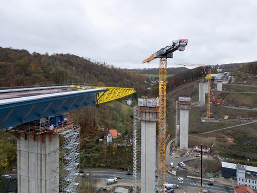 Luftaufnahme der Bauarbeiten an der Autobahnbrücke Rahmede in NRW im November 2024 in Lüdenscheid.