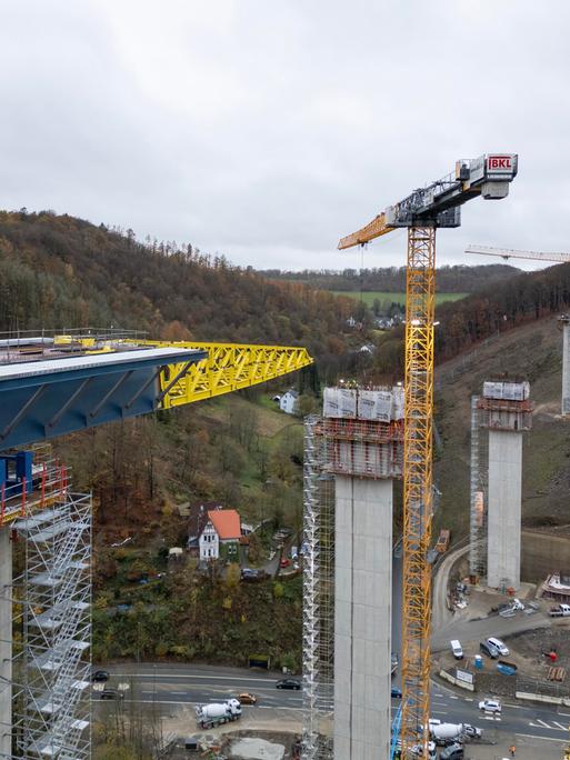 Luftaufnahme der Bauarbeiten an der Autobahnbrücke Rahmede in NRW im November 2024 in Lüdenscheid.