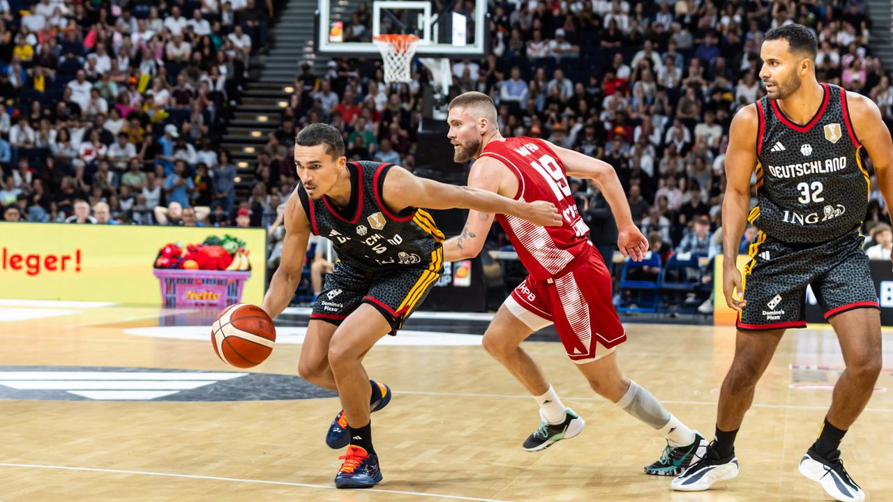 Tristan Da Silva dribbelt einen Basketball, ein kroatischer Spieler läuft hinterher.