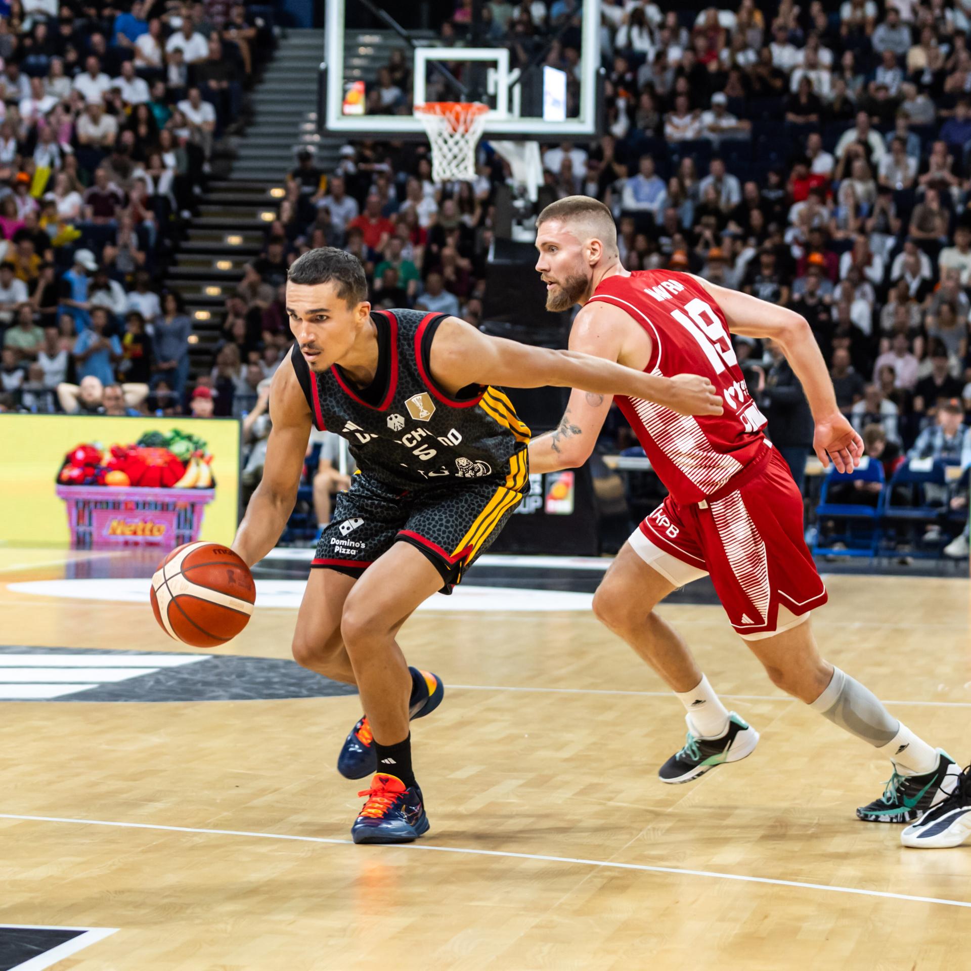 Tristan Da Silva dribbelt einen Basketball, ein kroatischer Spieler läuft hinterher.