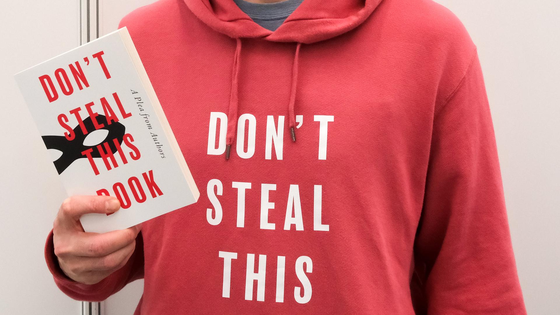 Autoren protestieren mit einem neuen leeren Buch, „Don't Steal This Book” gegen KI-Unternehmen, die Autorenwerke nutzen.