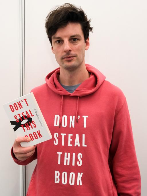 Autoren protestieren mit einem neuen leeren Buch, „Don't Steal This Book” gegen KI-Unternehmen, die Autorenwerke nutzen.