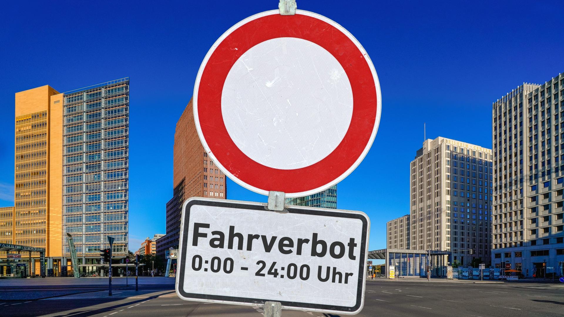 Ein Verkehrszeichen mit der Aufschrift: "Fahrverbot 0:00 - 24:00 Uhr" an einem Schildermast vor dem autofreien Potsdamer Platz in Berlin.