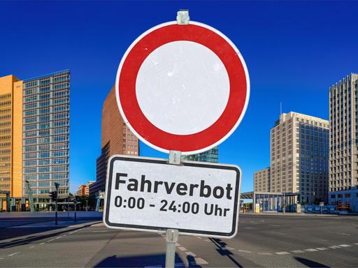 Ein Verkehrszeichen mit der Aufschrift: "Fahrverbot 0:00 - 24:00 Uhr" an einem Schildermast vor dem autofreien Potsdamer Platz in Berlin.