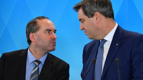Hubert Aiwanger und Markus Söder schauen sich an.