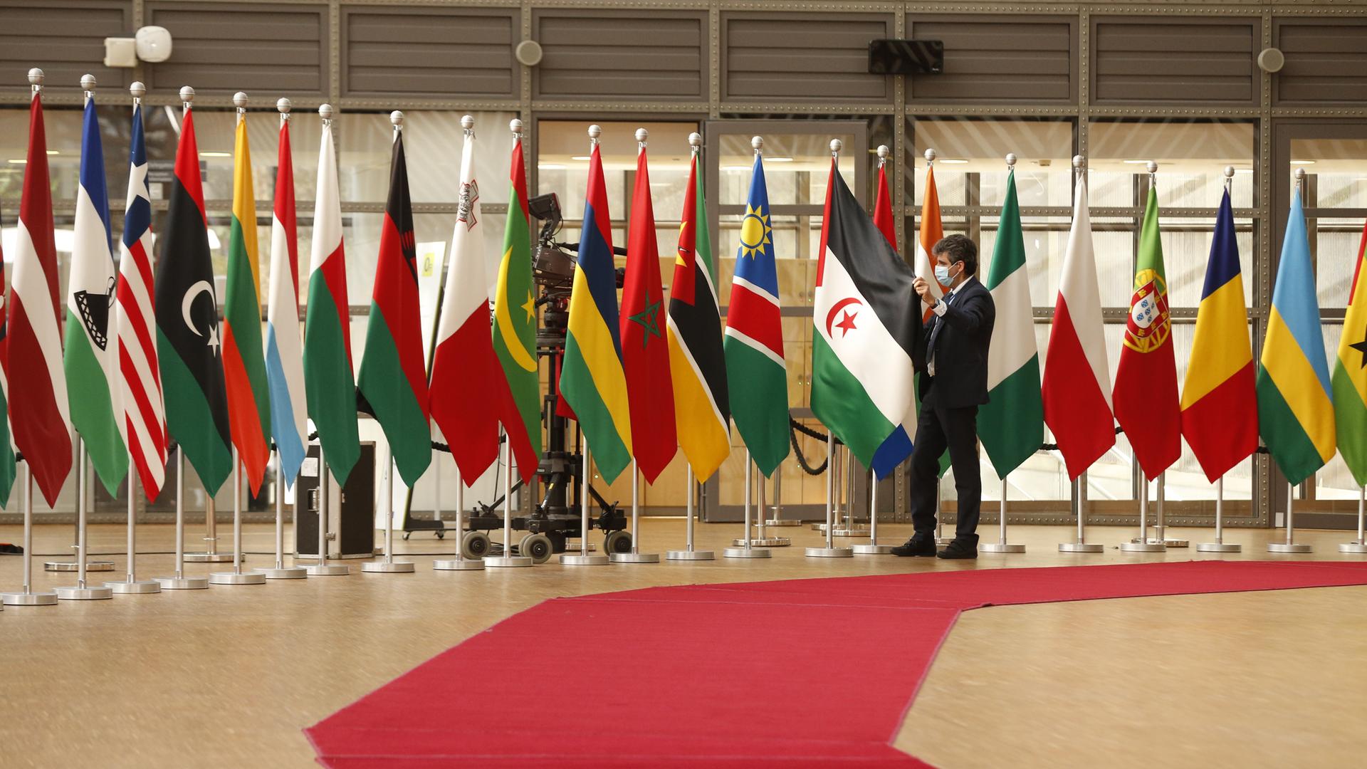 Flaggen afrikanischer Nationen sind am ersten Tag eines EU-Afrika-Gipfels im Gebäude des Europäischen Rates zu sehen. 