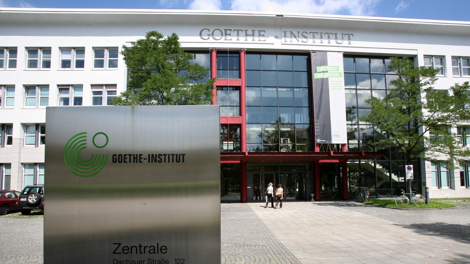 Besucher kommen in die Zentrale des Goethe-Instituts in München.